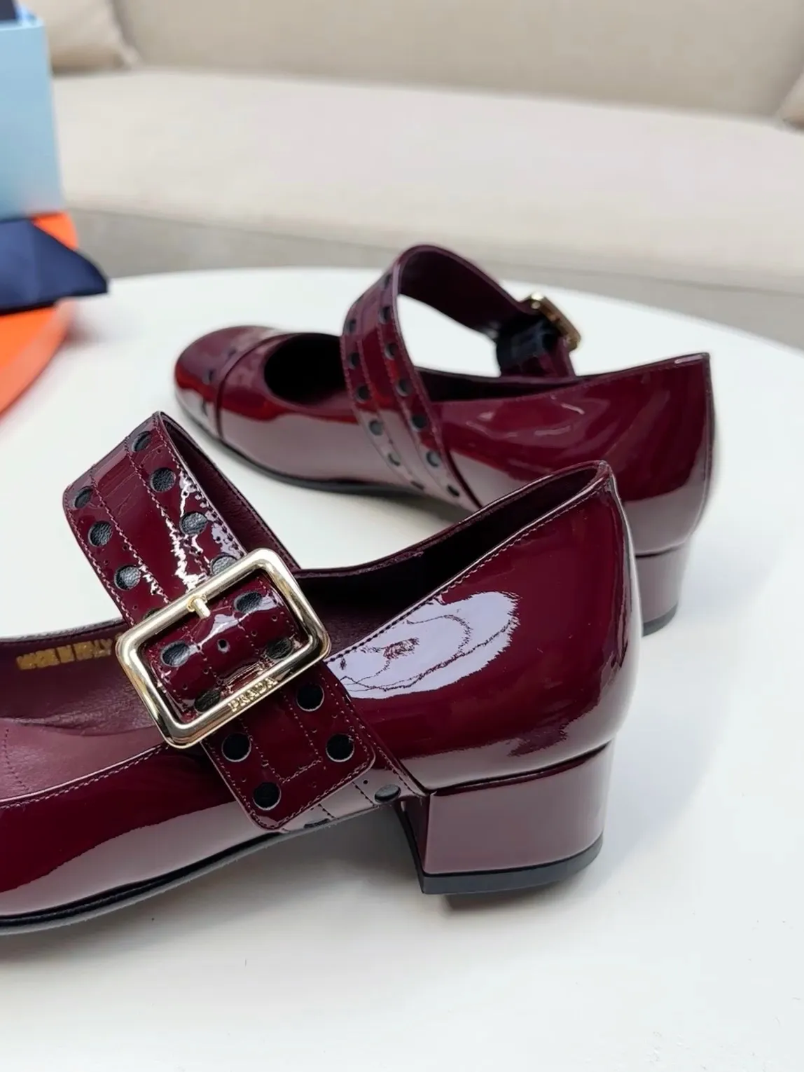 👟👟Ex-factory price 600👟👟🛒…………PRADA 2025 series loafers! At first glance, it looks both classic and versatile! No need to worry about the texture and feel of your feet! 🕳️🕳️🕳️ ____________________✍️ The simple combination is very eye-catching and atmospheric. I sincerely recommend you to buy it! Extremely versatile! Its square toe design is suitable for all kinds of female foot shapes and can be easily controlled. It is comfortable on the foot and does not squeeze the foot. The soul of the whole pair of shoes is the bias-cut design! The craftsmanship of this shoe upper is not easy to make. It seems to be quite simple, but it is much more expensive than making boots and has a high scrapability! ●━━━━━━───── Upper: imported soft cow patent leather ●━━━━━━───── Lining: silk lambskin, fine and firm leather, very soft and breathable ●━━━━━━───── Outsole: Imported Italian genuine leather outsole ➕Forefoot injection molding, high-grade and non-slip ●━━━━━━───── Heel height: 4.5cm ●━━━━━━───── Warm reminder: This shoe is an authentic sole series and you must pay attention to precautions when trying it on. Returns and exchanges are not supported if there are marks on the outsole. You can change the size and style within 15 days. Unconditional returns are not supported. Thank you for your support🙏🙏Happy cooperation.